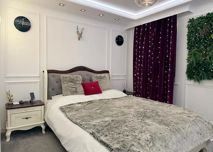 Private Bedroom In Unique Luxury House, Salford, Manchester