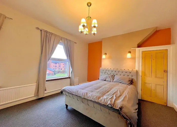 Coop Arena, Etihad & City Center! Spacious! Luxurious Entire Home, Sleep 4