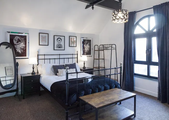 The Emerald Room In A 6 Bedroom Shared Victorian House