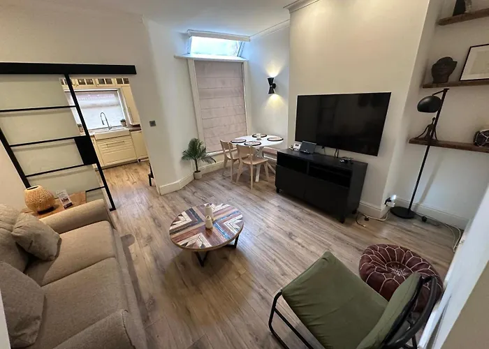 Stylish Interior Cosy Haven - On-Street Parking