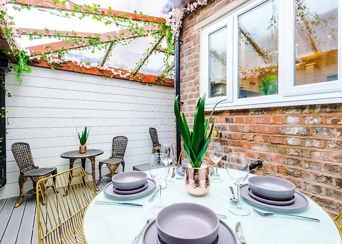 Rest&Recharge At A Luxury Retreat In Manchester - Sleeps 11, 5 Bedrooms, 3 Bathrooms, Free Parking