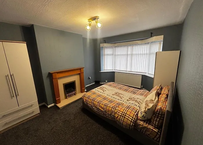 Housesleeps9-Fireplace-Garden-Bbq-Tv