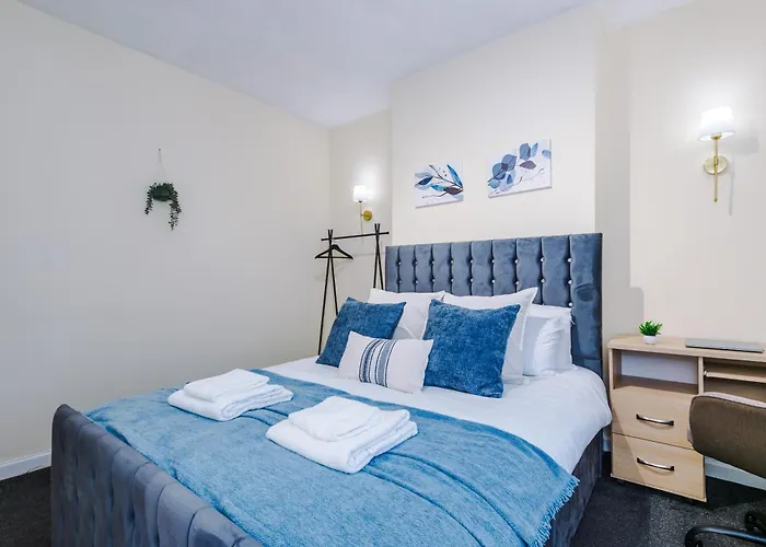 Cosy 3Bd Home For Groups, Kingsize Beds - Sleeps 8, Nr Coop Live & Etihad, Free Parking