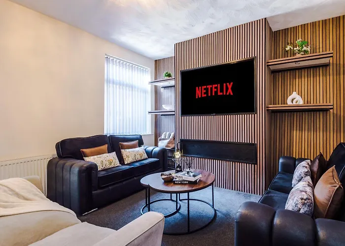 Cosy & Stylish 3-Bedroom Home Near Etihad Stadium & Coop Live Arena, Perfect For 8 Guests