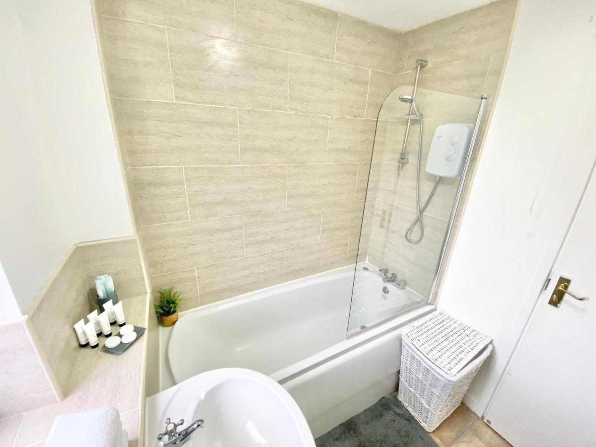 Apartment Convenient Centre 3bd With Free Parking *