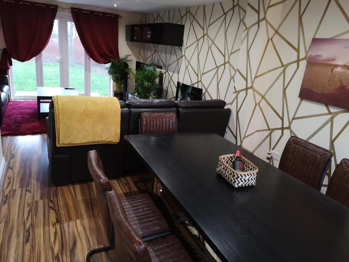 Apartment Nightingale Gardens - 4 Bed Detached House - *