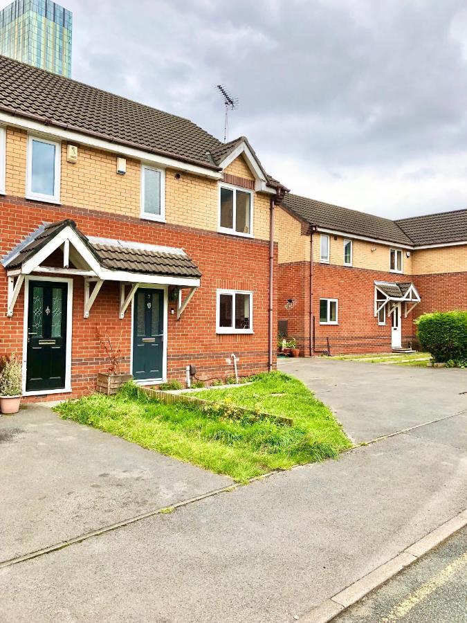 Convenient Centre 3bd With Free Parking Apartment