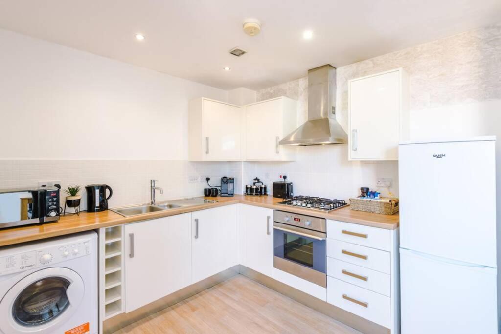 3 Bedroom House Hosted By Mcr Dens *