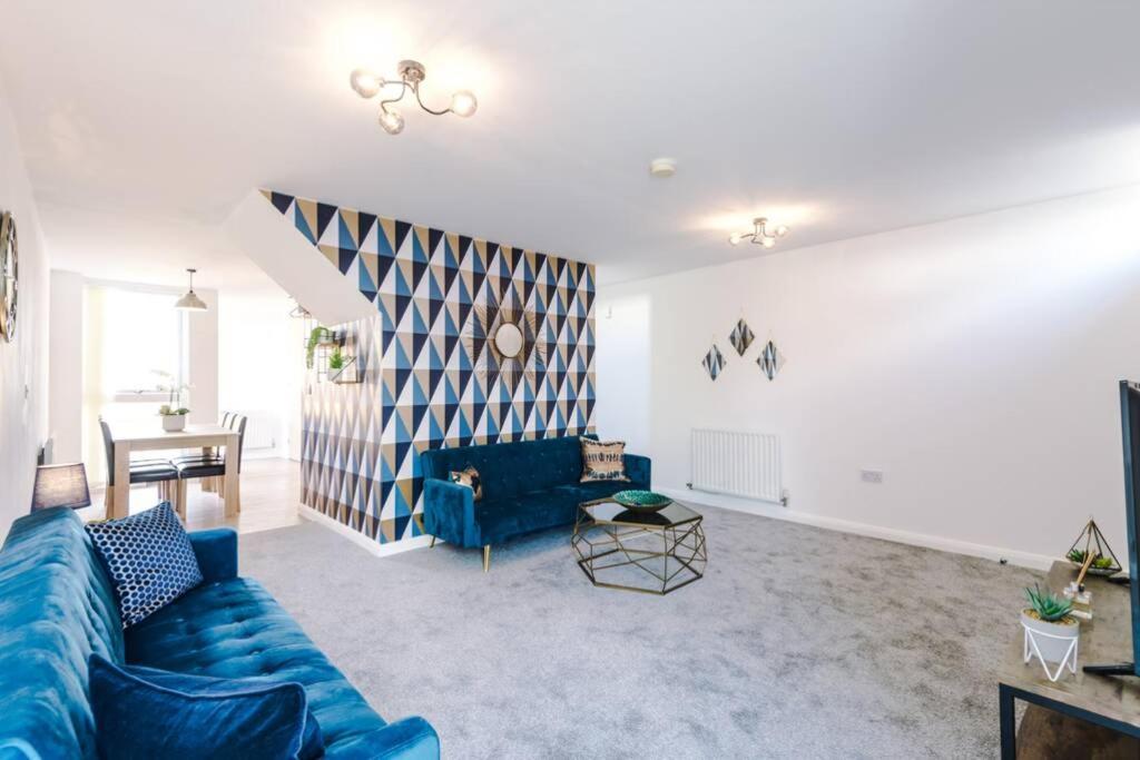 3 Bedroom House Hosted By Mcr Dens