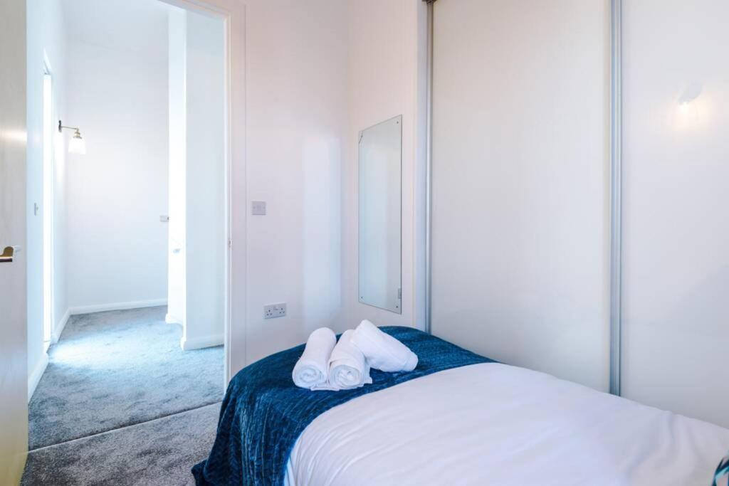 3 Bedroom House Hosted By Mcr Dens * Manchester