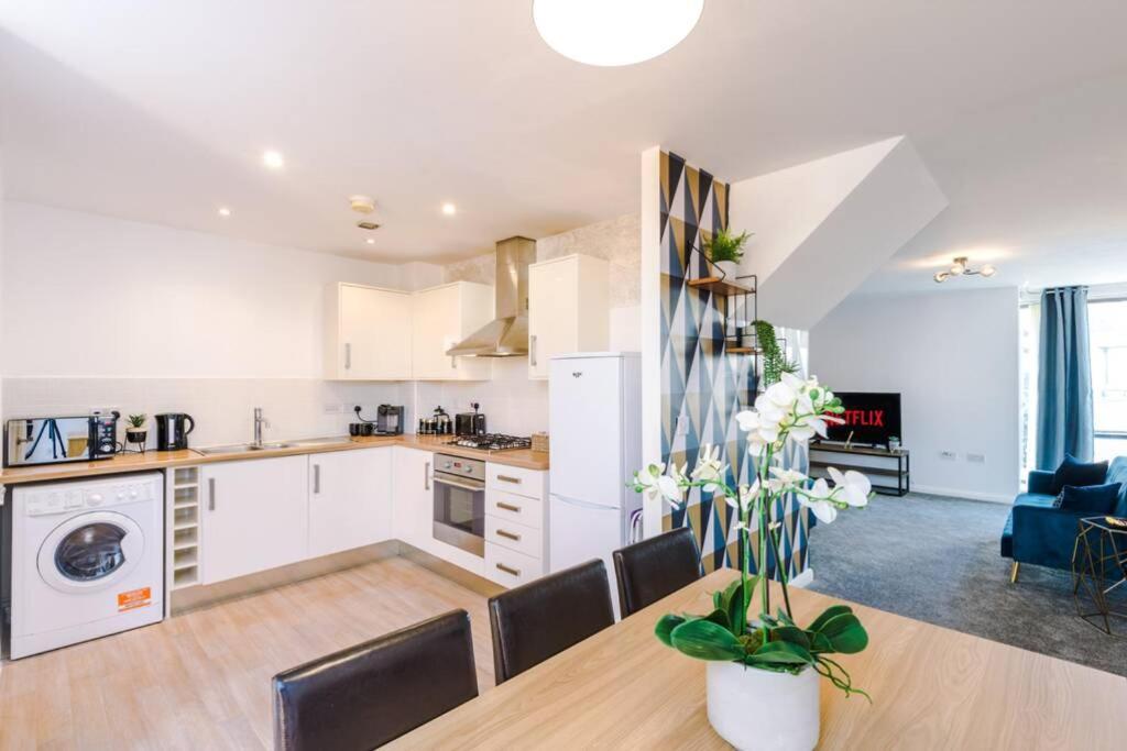3 Bedroom House Hosted By Mcr Dens * Manchester
