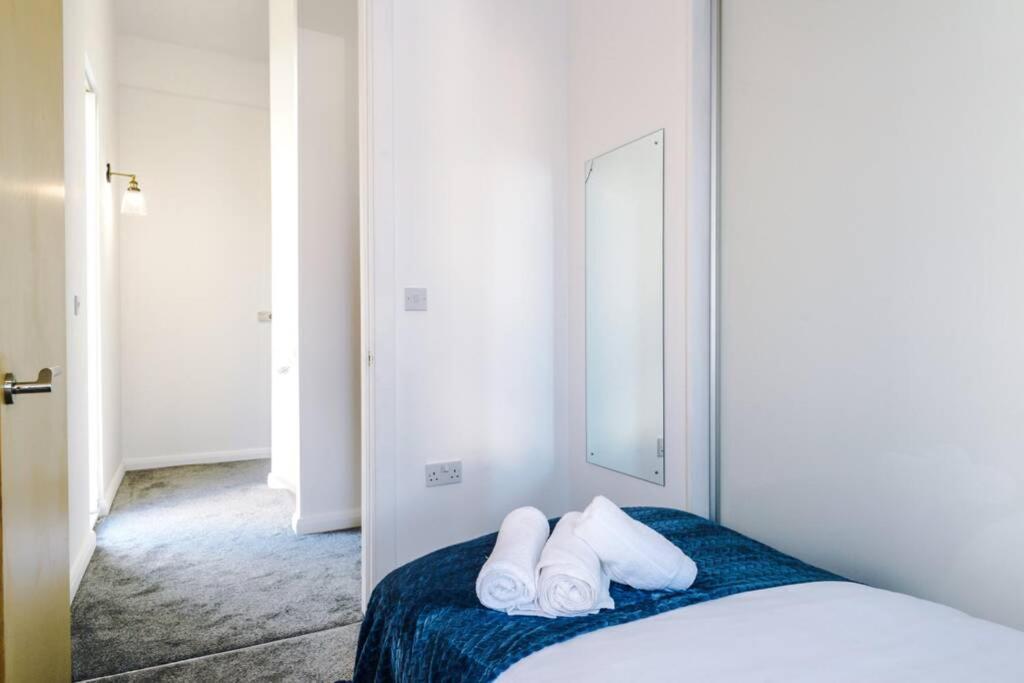 3 Bedroom House Hosted By Mcr Dens Apartment Manchester