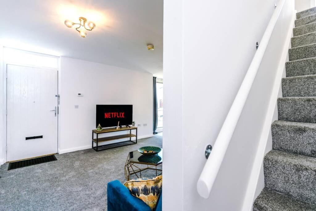 3 Bedroom House Hosted By Mcr Dens Apartment *