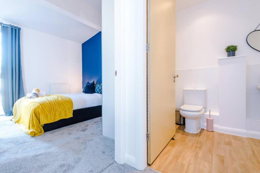 3 Bedroom House Hosted By Mcr Dens Apartment *