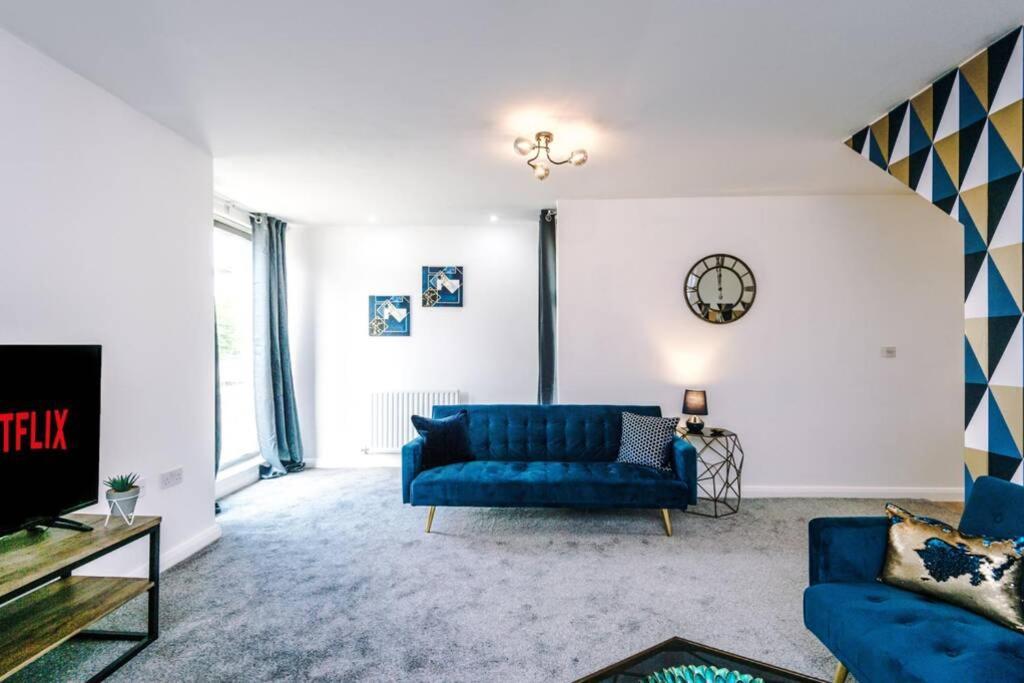 3 Bedroom House Hosted By Mcr Dens
