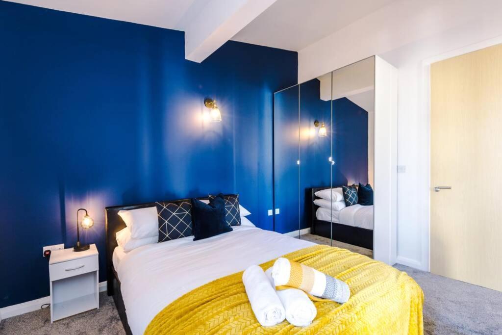 3 Bedroom House Hosted By Mcr Dens Apartment Manchester