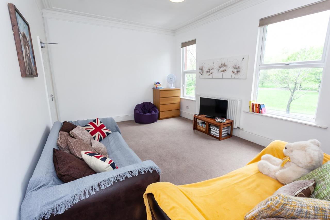 5 Bed House 15 Min From Manchester! With Free Parking! Holiday home Manchester