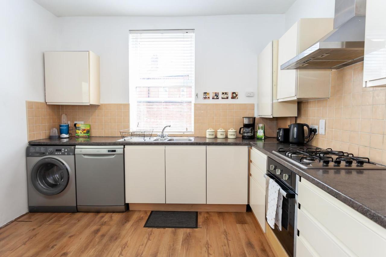5 Bed House 15 Min From Manchester! With Free Parking! Holiday home Manchester