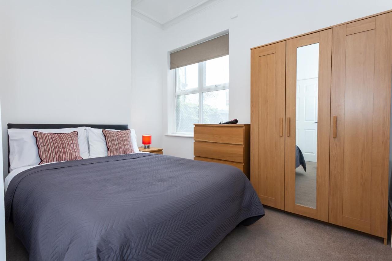 5 Bed House 15 Min From Manchester! With Free Parking! Holiday home *