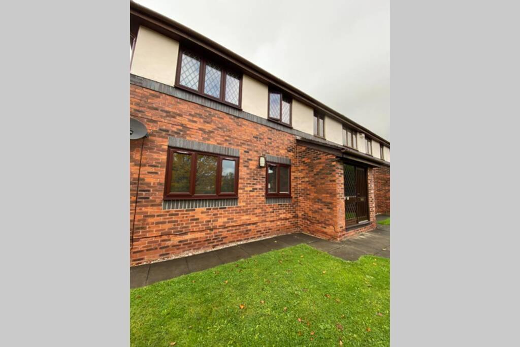 Apartment Beautiful Spacious Flat Near The City-free Parking
