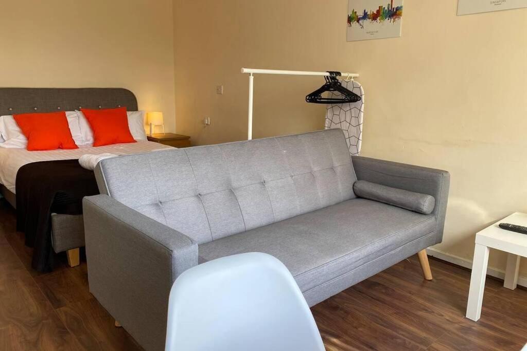 Apartment Conveniently Situated 1bed Apt In Stretford *