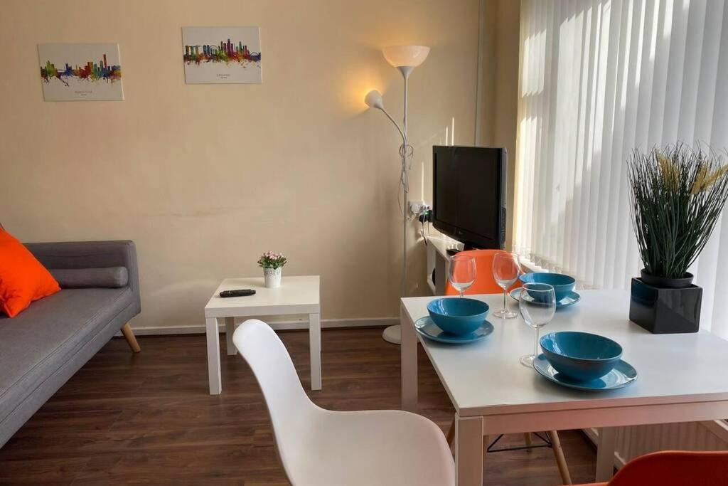 Conveniently Situated 1bed Apt In Stretford Apartment *