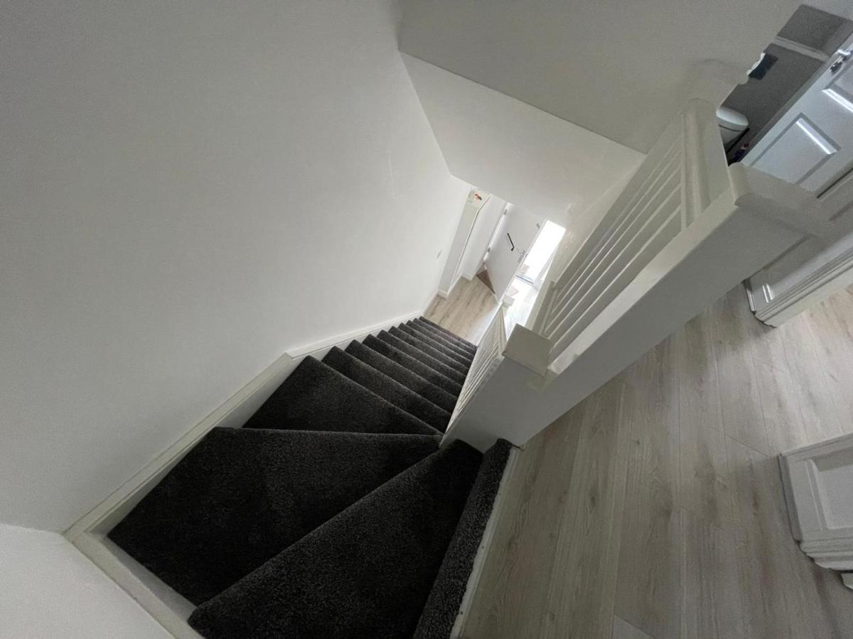 Modern With Huge Bed - Walk To Centre! Guest house