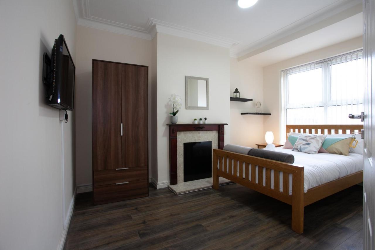 Holiday home 6 Bedroom House 10min Drive From Centre Manchester