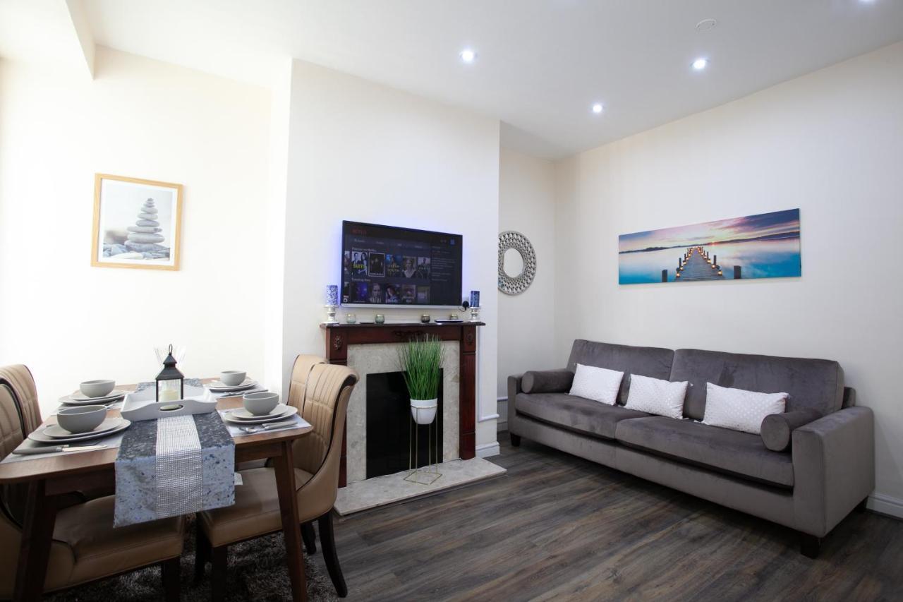 6 Bedroom House 10min Drive From Centre Holiday home Manchester