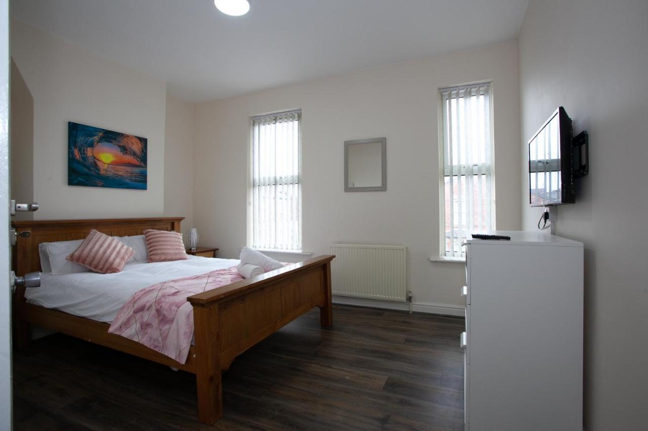 6 Bedroom House 10min Drive From Centre Holiday home Manchester