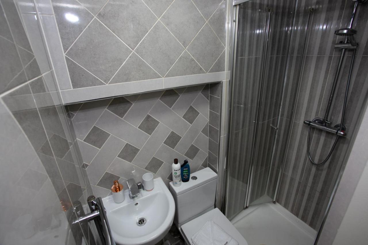 6 Bedroom House 10min Drive From Centre Holiday home Manchester