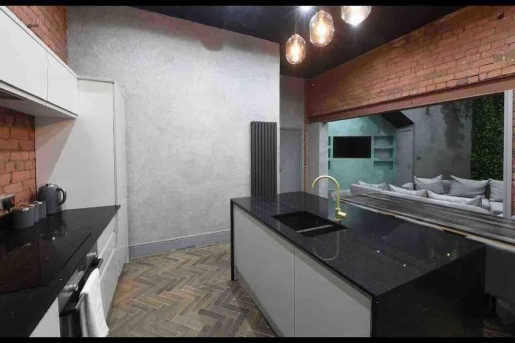 Casa Jungle Slps 20 Mcr Centre Hot Tub, Bar And Cinema Leisure * Manchester