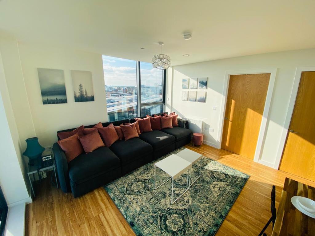 Penthouse With Balcony Views *