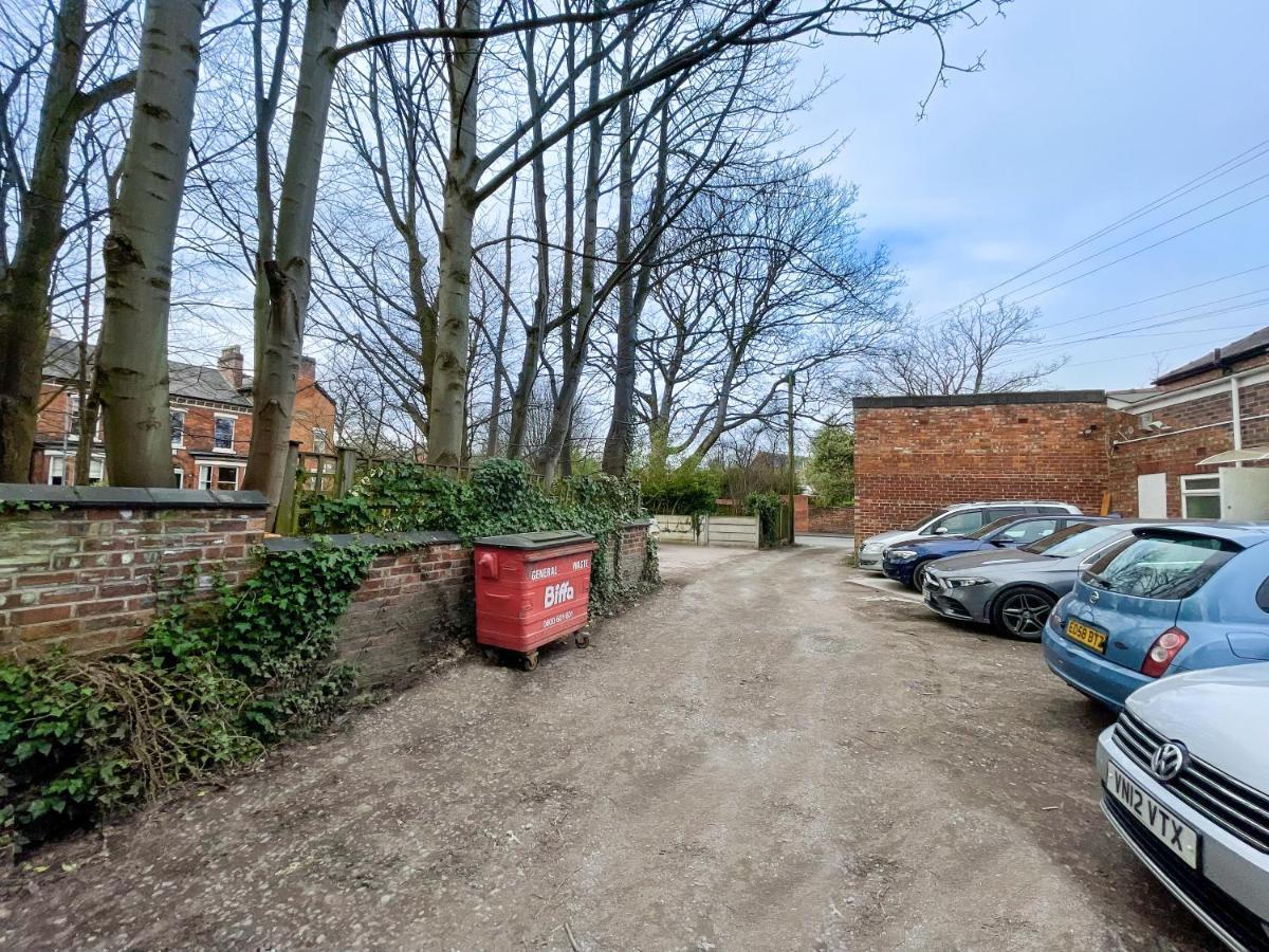 Spacious 2bed With Free Parking! 15min To & Christie Nhs Apartment *