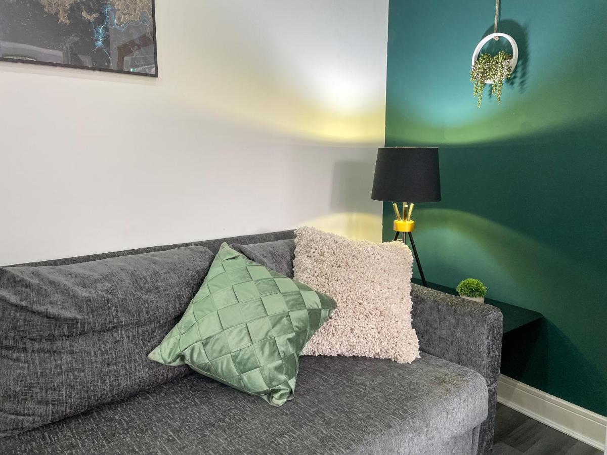 Spacious 2bed With Free Parking! 15min To & Christie Nhs Manchester