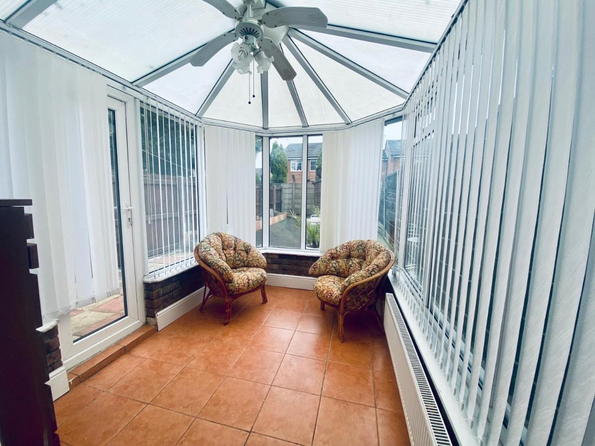 Apartment Comfortable House With Conservatory & Parking