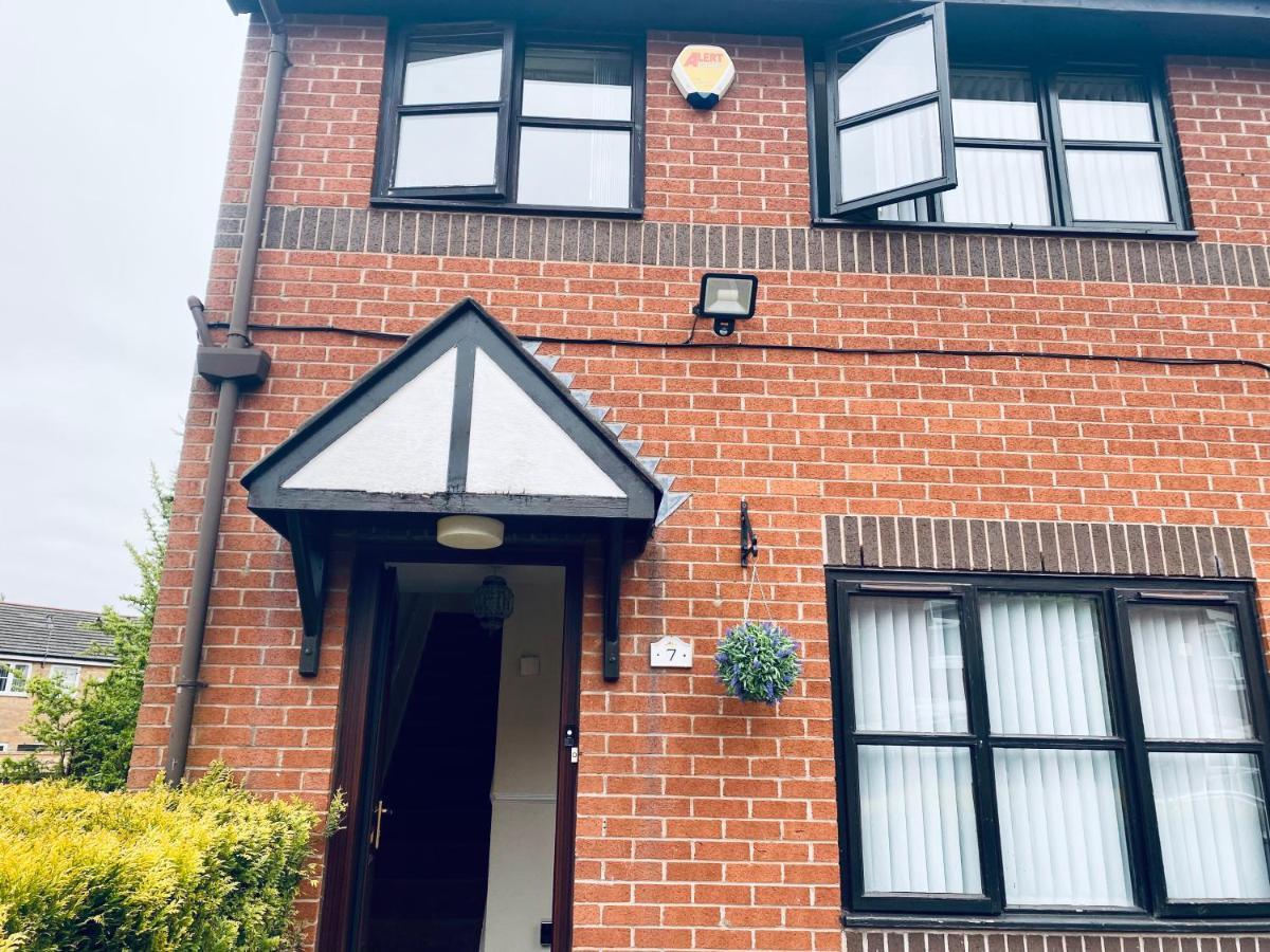 Apartment Comfortable House With Conservatory & Parking Manchester