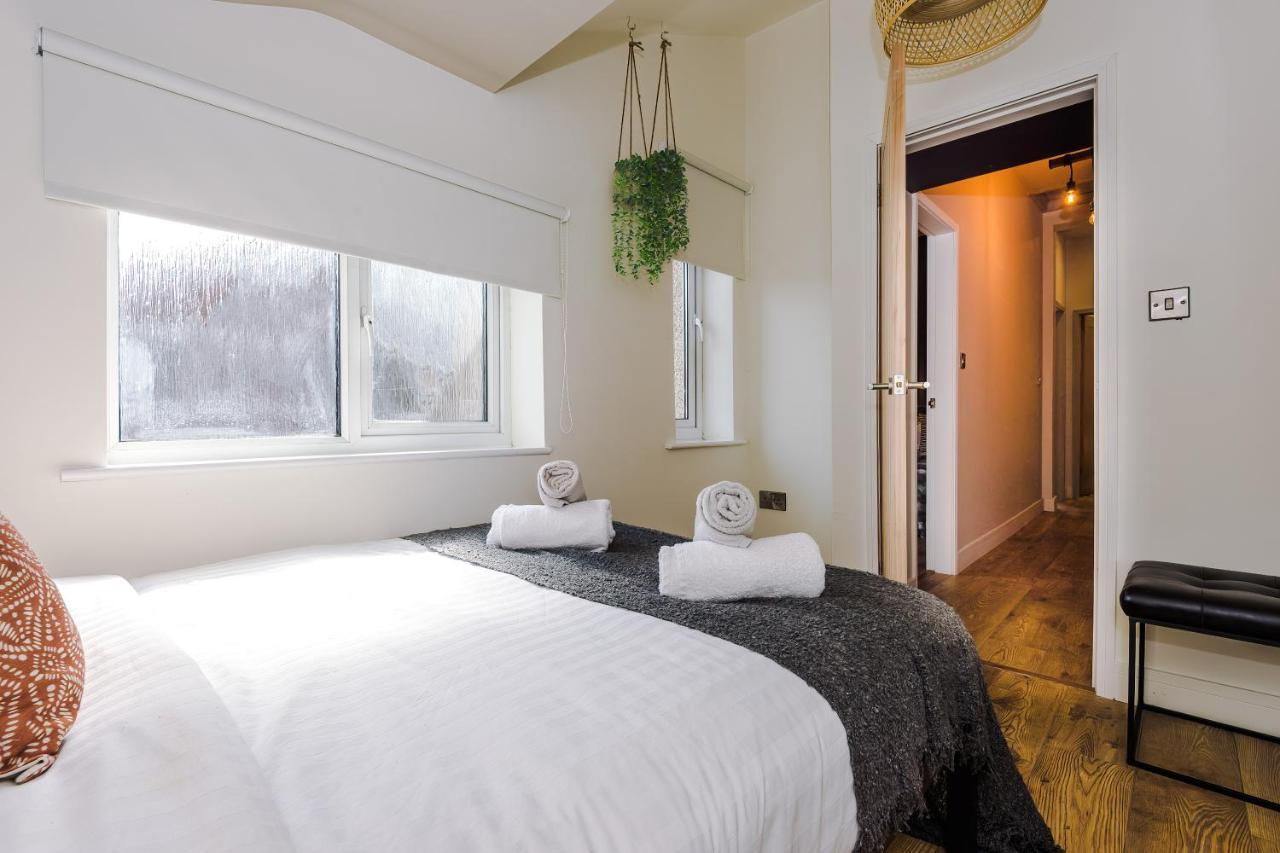 Four Bedroom Urban Hosted By Mcr Dens Holiday home *