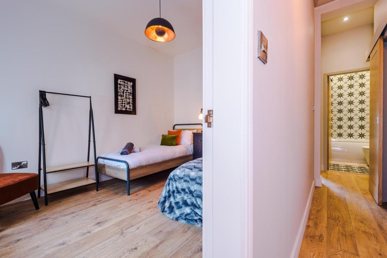 Four Bedroom Urban Hosted By Mcr Dens Holiday home *