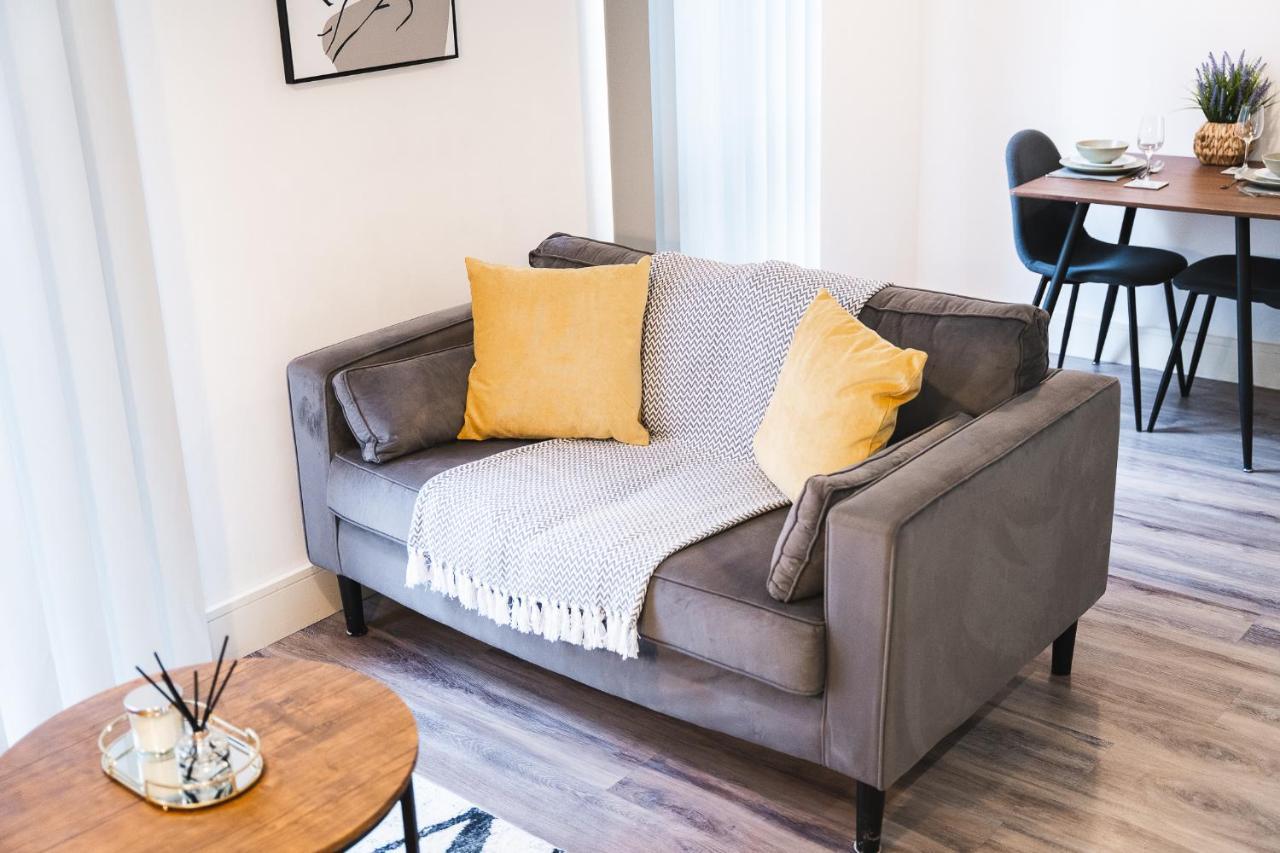 Modern 1-bed - Brand New - - Free Wi-fi Apartment