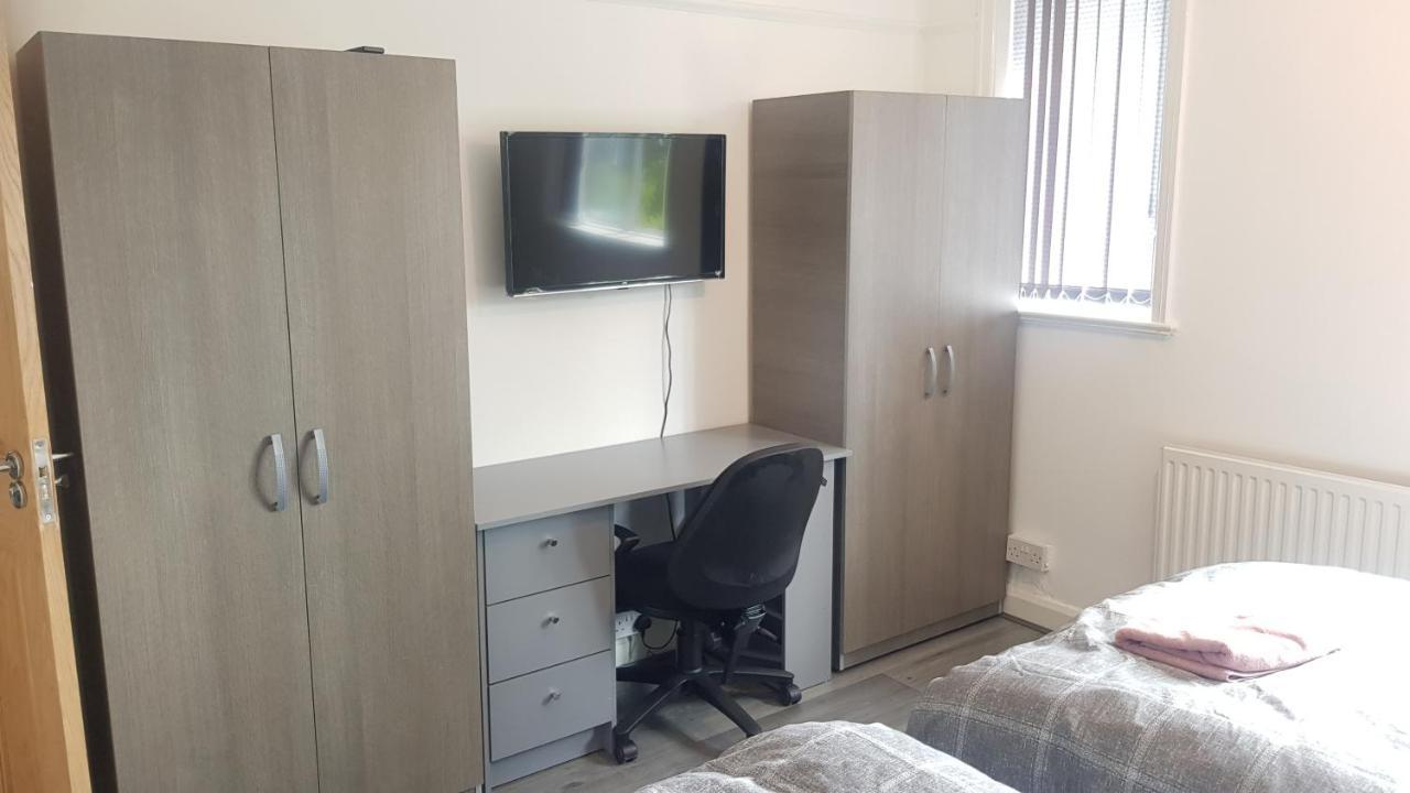 Double Bedroom In Withington, M20. 2 Beds, Rm 3 Bed & Breakfast *
