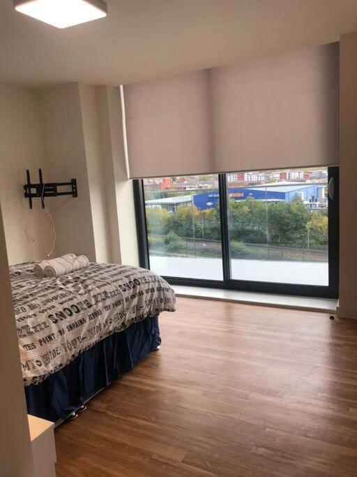 Apartment Amazing 3 Bed Penthouse With Large Balcony *