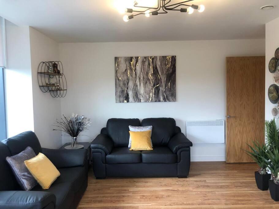 Amazing 3 Bed Penthouse With Large Balcony *