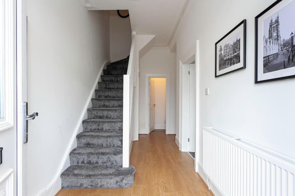 Spacious Comfortable House Close To Etihad+parking Holiday home