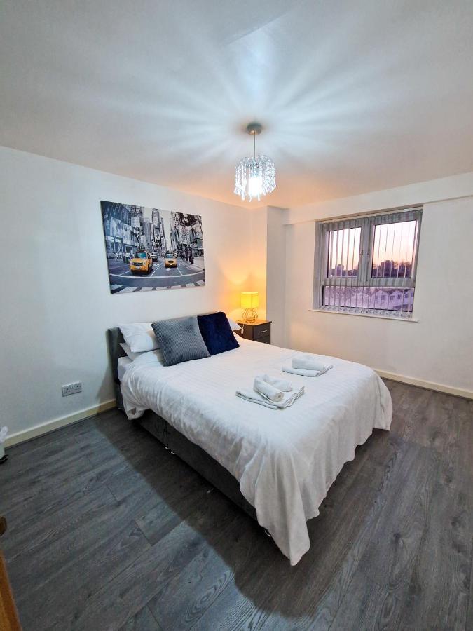 Apartment Spacious For And Contractor Groups In Salford - Private Parking - By Nmb Serviced *