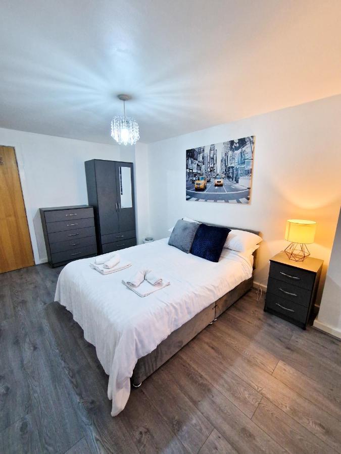 Spacious For And Contractor Groups In Salford - Private Parking - By Nmb Serviced Apartment *