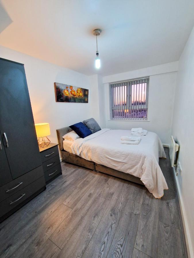 Spacious For And Contractor Groups In Salford - Private Parking - By Nmb Serviced *