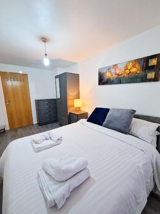 Apartment Spacious For And Contractor Groups In Salford - Private Parking - By Nmb Serviced