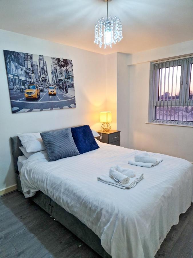 Spacious For And Contractor Groups In Salford - Private Parking - By Nmb Serviced *