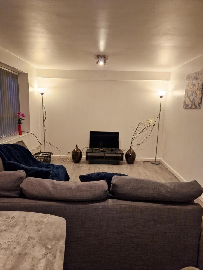 Spacious For And Contractor Groups In Salford - Private Parking - By Nmb Serviced Apartment *